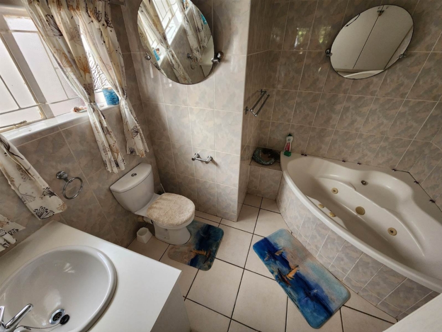 4 Bedroom Property for Sale in Paradise Beach Eastern Cape